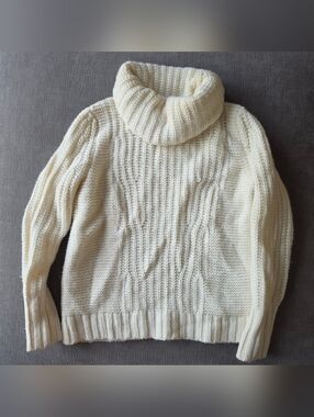 Banana Republic Cream Cable Knit Turtleneck Sweater